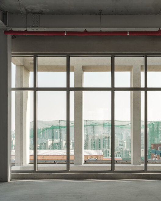 HOURS Commercial Building / See Architects - Interior Photography, Glass, Column