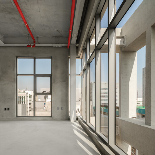 HOURS Commercial Building / See Architects - Interior Photography, Concrete