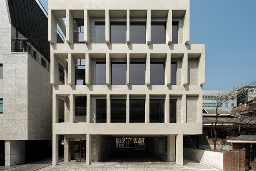 HOURS Commercial Building / See Architects - Exterior Photography, Concrete