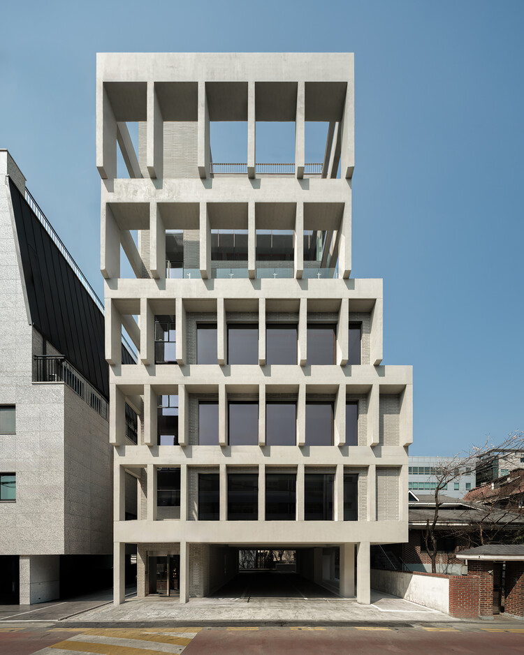 HOURS Commercial Building / See Architects