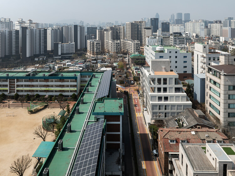 Edificio comercial HOURS / See Architects - Fotografía exterior, Urbano