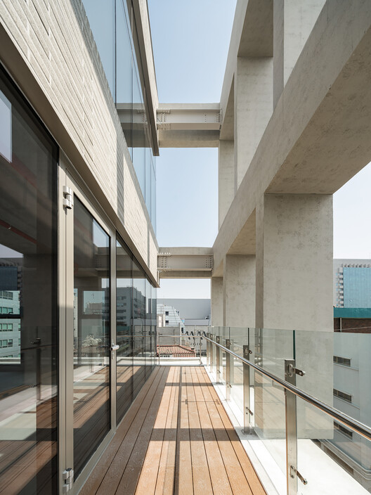 HOURS Commercial Building / See Architects - Image 5 of 23