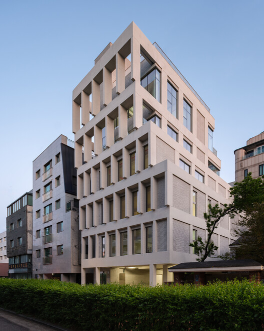 HOURS Commercial Building / See Architects - Exterior Photography, Concrete
