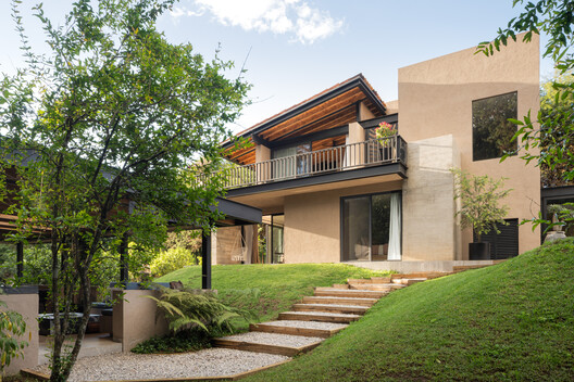 Casa Limoneros / Quaterna Arquitectos Casa Limoneros / Quaterna Arquitectos - Exterior Photography, Facade, Balcony, Garden