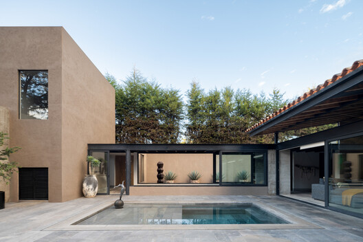 Casa Limoneros / Quaterna Arquitectos Casa Limoneros / Quaterna Arquitectos - Exterior Photography, Facade, Door, Concrete, Courtyard