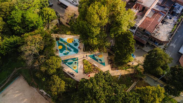 Medellín Children's Playground Network: Tejiendo Hogares / Juguemos en el Parque / Alcaldía de Medellín - Public Space