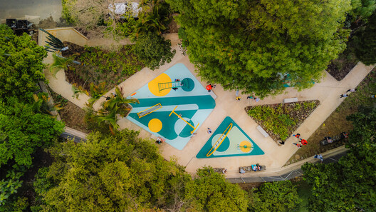 Medellín Children's Playground Network: Tejiendo Hogares / Juguemos en el Parque / Alcaldía de Medellín Medellín Children's Playground Network: Tejiendo Hogares / Juguemos en el Parque / Alcaldía de Medellín - Image 7 of 21