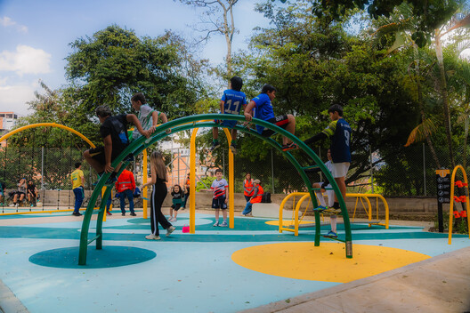 Medellín Children's Playground Network: Tejiendo Hogares / Juguemos en el Parque / Alcaldía de Medellín Medellín Children's Playground Network: Tejiendo Hogares / Juguemos en el Parque / Alcaldía de Medellín - Exterior Photography