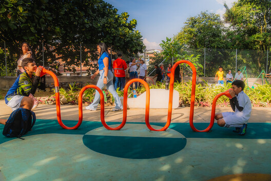 Medellín Children's Playground Network: Tejiendo Hogares / Juguemos en el Parque / Alcaldía de Medellín Medellín Children's Playground Network: Tejiendo Hogares / Juguemos en el Parque / Alcaldía de Medellín - Exterior Photography