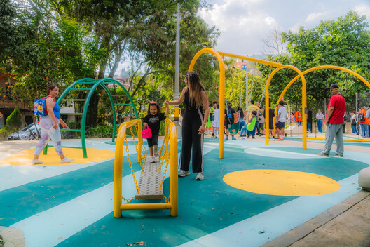 Medellín Children's Playground Network: Tejiendo Hogares / Juguemos en el Parque / Alcaldía de Medellín Medellín Children's Playground Network: Tejiendo Hogares / Juguemos en el Parque / Alcaldía de Medellín - Exterior Photography