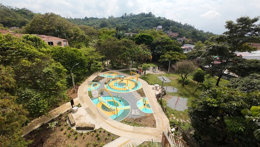 Medellín Children's Playground Network: Tejiendo Hogares / Juguemos en el Parque / Alcaldía de Medellín Medellín Children's Playground Network: Tejiendo Hogares / Juguemos en el Parque / Alcaldía de Medellín - Image 4 of 21