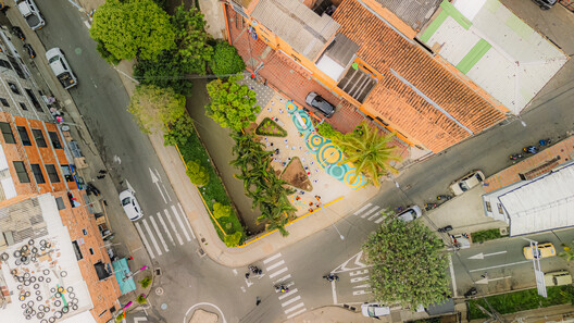 Medellín Children's Playground Network: Tejiendo Hogares / Juguemos en el Parque / Alcaldía de Medellín Medellín Children's Playground Network: Tejiendo Hogares / Juguemos en el Parque / Alcaldía de Medellín - Interior Photography, Aerial View Photography