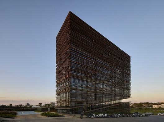 Patrimonium Headquarters / Gustavo Penna Arquiteto e Associados Patrimonium Headquarters / Gustavo Penna Arquiteto e Associados - Exterior Photography