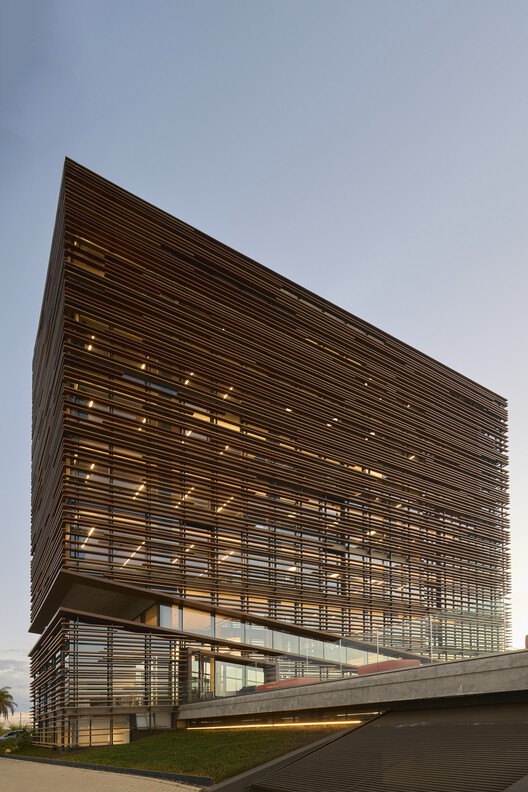 Patrimonium Headquarters / Gustavo Penna Arquiteto e Associados Patrimonium Headquarters / Gustavo Penna Arquiteto e Associados - Exterior Photography