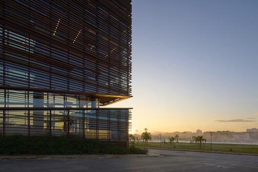 Patrimonium Headquarters / Gustavo Penna Arquiteto e Associados Patrimonium Headquarters / Gustavo Penna Arquiteto e Associados - Exterior Photography