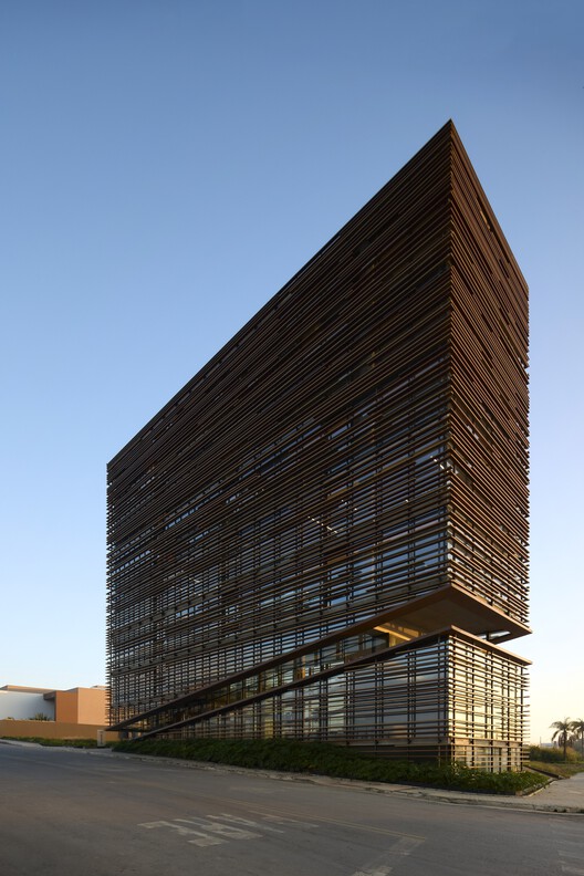 Patrimonium Headquarters / Gustavo Penna Arquiteto e Associados Patrimonium Headquarters / Gustavo Penna Arquiteto e Associados - Exterior Photography