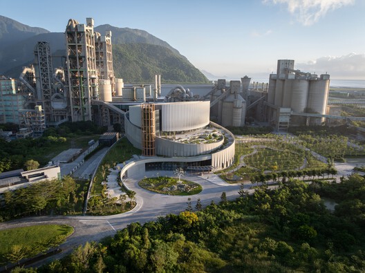 TCC DAKA Renewable Resource Recycling Center (RRRC) / KPF TCC DAKA Renewable Resource Recycling Center (RRRC) / KPF - Image 6 of 35