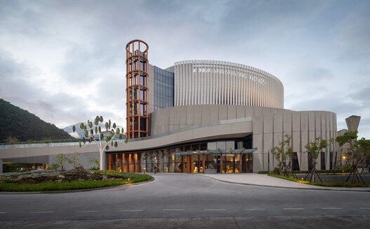 TCC DAKA Renewable Resource Recycling Center (RRRC) / KPF TCC DAKA Renewable Resource Recycling Center (RRRC) / KPF - Exterior Photography