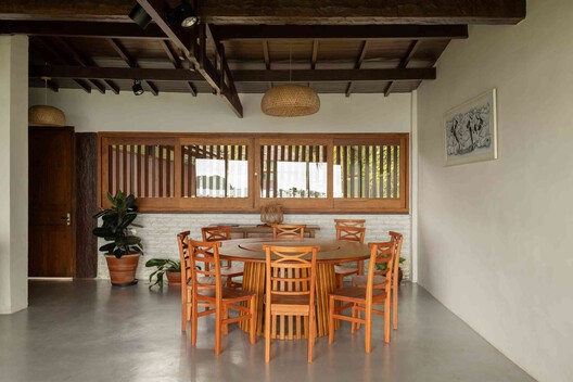 Praia Preta II Residence / Luis Canepa Arquitetos Praia Preta II Residence / Luis Canepa Arquitetos - Interior Photography, Dining room, Wood, Lighting, Chair, Beam