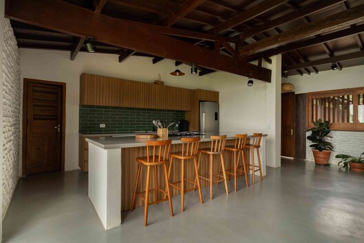 Praia Preta II Residence / Luis Canepa Arquitetos Praia Preta II Residence / Luis Canepa Arquitetos - Interior Photography, Kitchen, Wood, Lighting, Countertop, Chair, Beam
