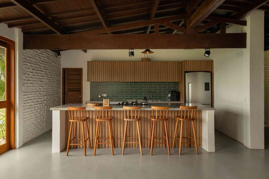 Praia Preta II Residence / Luis Canepa Arquitetos Praia Preta II Residence / Luis Canepa Arquitetos - Interior Photography, Kitchen, Wood, Countertop, Chair, Beam