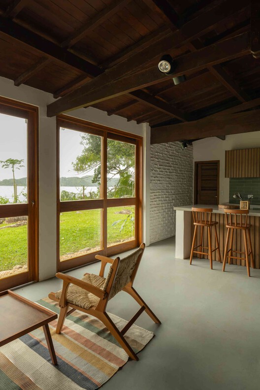 Praia Preta II Residence / Luis Canepa Arquitetos Praia Preta II Residence / Luis Canepa Arquitetos - Interior Photography, Wood, Lighting, Chair, Beam