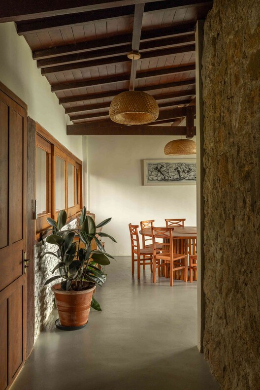 Praia Preta II Residence / Luis Canepa Arquitetos Praia Preta II Residence / Luis Canepa Arquitetos - Interior Photography, Dining room, Wood, Lighting, Beam, Chair