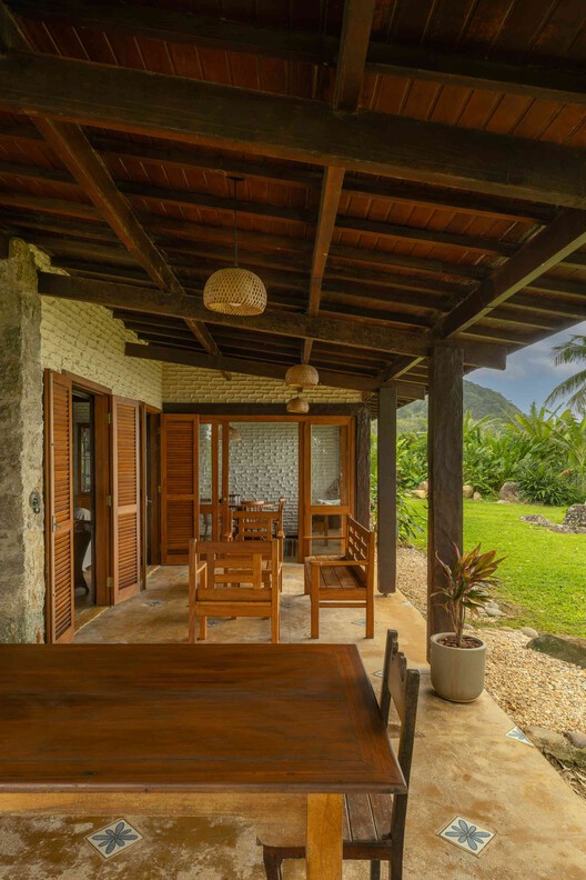 Praia Preta II Residence / Luis Canepa Arquitetos Praia Preta II Residence / Luis Canepa Arquitetos - Interior Photography, Wood, Table, Chair, Beam, Door