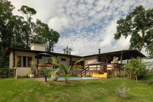 Praia Preta II Residence / Luis Canepa Arquitetos Praia Preta II Residence / Luis Canepa Arquitetos - Exterior Photography, Garden, Courtyard