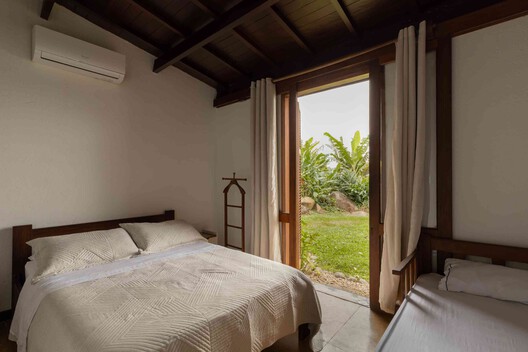 Praia Preta II Residence / Luis Canepa Arquitetos Praia Preta II Residence / Luis Canepa Arquitetos - Interior Photography, Bedroom, Wood, Door