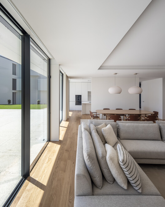 Collective Housing in Vila do Conde / Raulino Silva Arquitecto - Interior Photography, Living Room, Door, Chair