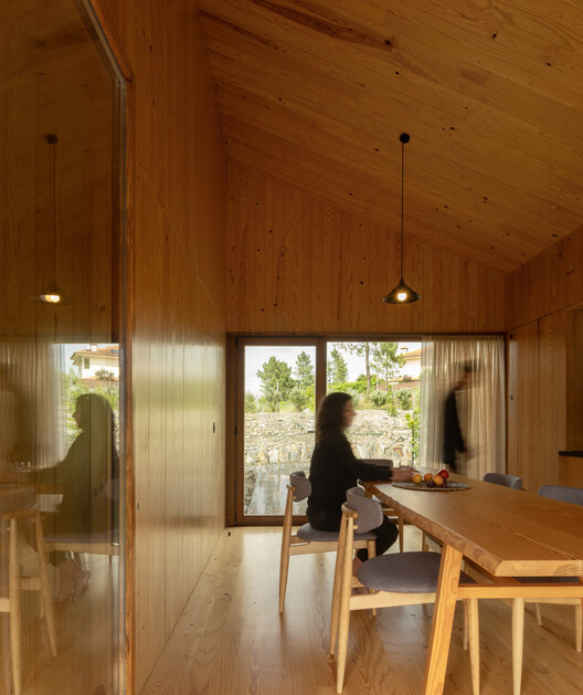 House Over the Hills / Diogo Aguiar Studio House Over the Hills / Diogo Aguiar Studio - Interior Photography, Dining room, Wood