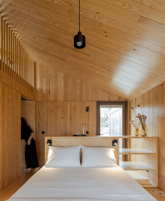 House Over the Hills / Diogo Aguiar Studio House Over the Hills / Diogo Aguiar Studio - Interior Photography, Bedroom, Wood, Bed