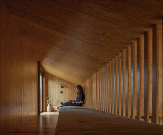 House Over the Hills / Diogo Aguiar Studio House Over the Hills / Diogo Aguiar Studio - Interior Photography, Bedroom, Wood