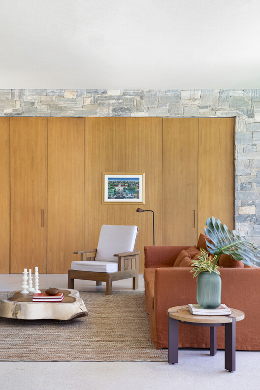 V+M House / Solange Cálio Arquitetos - Interior Photography, Living Room, Wood, Table, Sofa, Chair