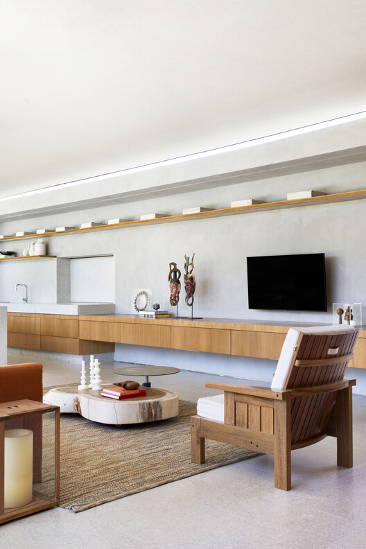 V+M House / Solange Cálio Arquitetos - Interior Photography, Wood, Table, Lighting, Shelving