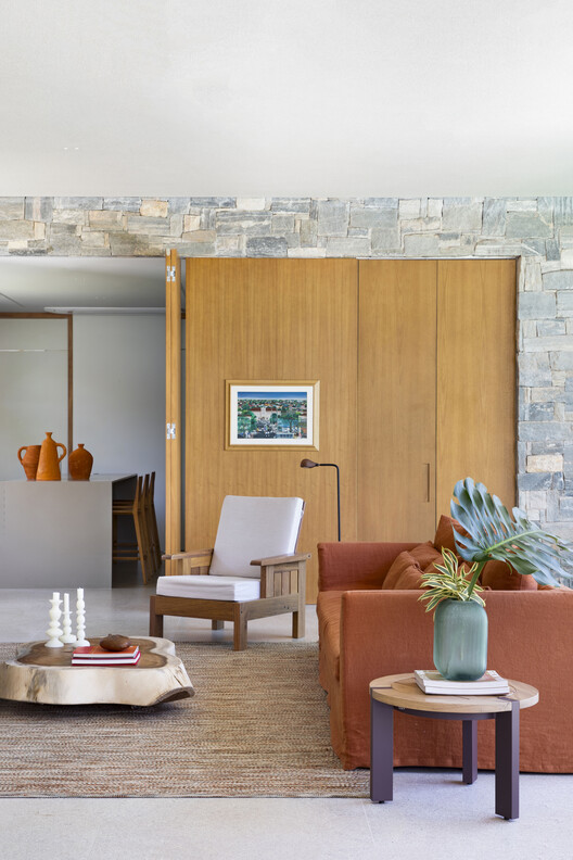 V+M House / Solange Cálio Arquitetos - Interior Photography, Living Room, Wood, Sofa, Table, Chair
