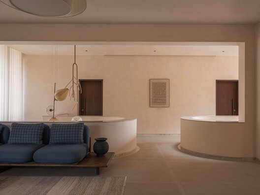 LJ House / Studio Saransh + IKSOI LJ House / Studio Saransh + IKSOI - Interior Photography, Living Room, Lighting, Bathtub
