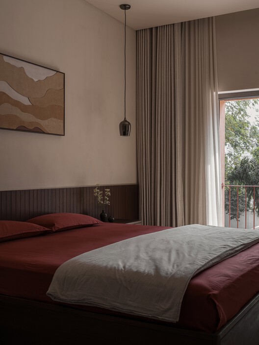 LJ House / Studio Saransh + IKSOI LJ House / Studio Saransh + IKSOI - Interior Photography, Bedroom, Bed, Wood, Lighting