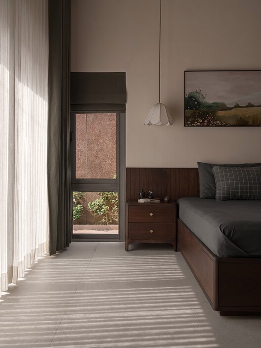 LJ House / Studio Saransh + IKSOI LJ House / Studio Saransh + IKSOI - Interior Photography, Bedroom, Wood, Lighting