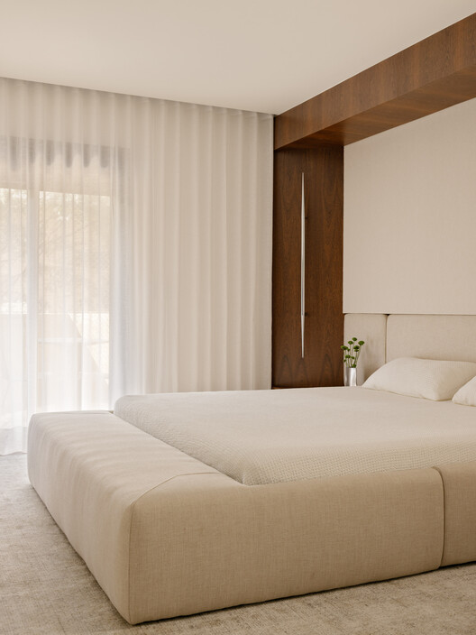 Apartment Matisse / Gurgel D’Alfonso Arquitetura Apartment Matisse / Gurgel D’Alfonso Arquitetura - Interior Photography, Bedroom, Bed, Wood, Lighting