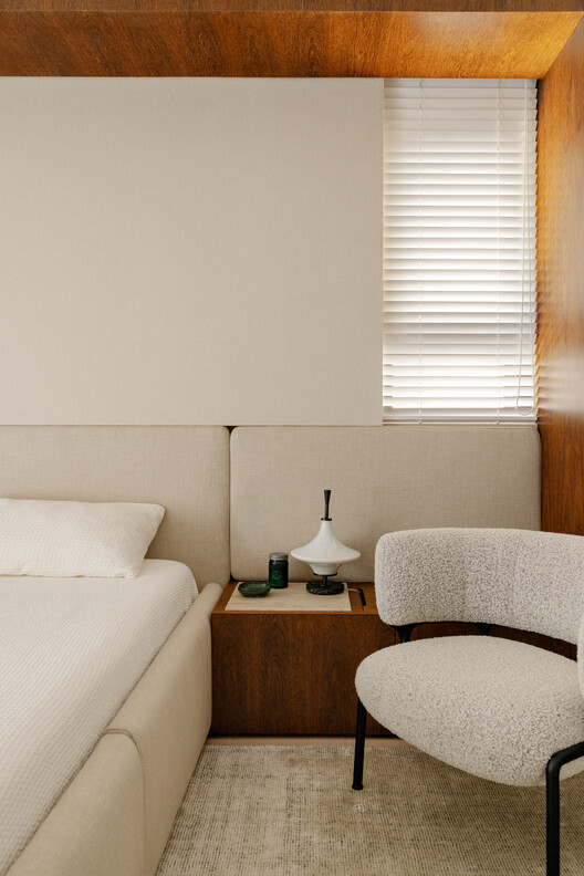 Apartment Matisse / Gurgel D’Alfonso Arquitetura Apartment Matisse / Gurgel D’Alfonso Arquitetura - Interior Photography, Wood, Lighting, Bedroom, Bed