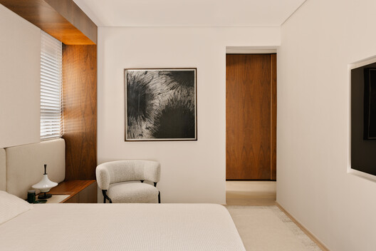 Apartment Matisse / Gurgel D’Alfonso Arquitetura Apartment Matisse / Gurgel D’Alfonso Arquitetura - Interior Photography, Bedroom, Wood, Bed, Lighting
