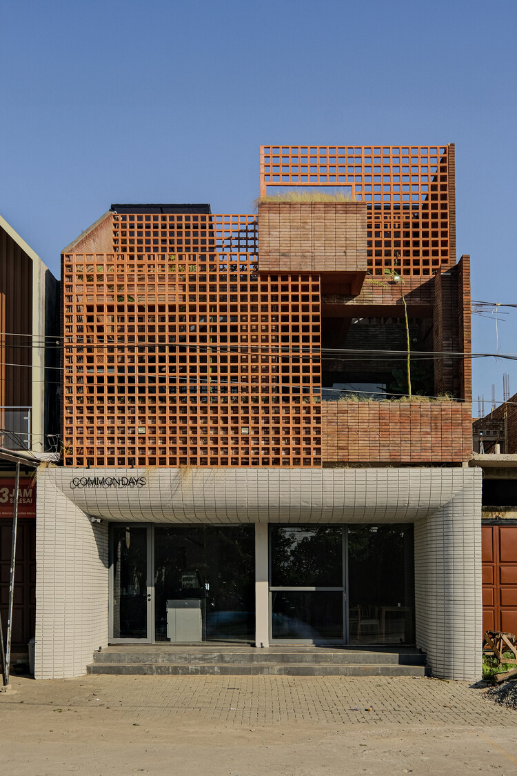 Common Days Cafe / INS Studio