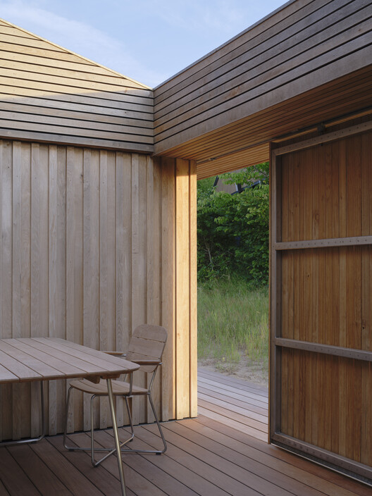 Holiday House in Rågeleje / Jesper Kusk Arkitekter Holiday House in Rågeleje / Jesper Kusk Arkitekter - Exterior Photography, Wood, Deck