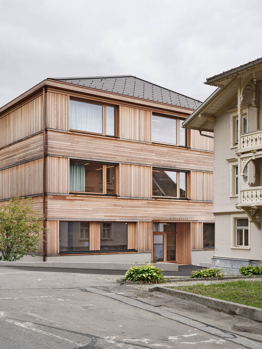 Children’s House Brunnengasse / Bernardo Bader Architekten Children’s House Brunnengasse / Bernardo Bader Architekten - Exterior Photography, Wood, Balcony