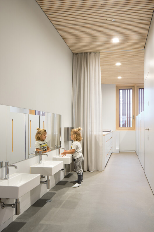 Children’s House Brunnengasse / Bernardo Bader Architekten Children’s House Brunnengasse / Bernardo Bader Architekten - Interior Photography, Bathroom, Wood