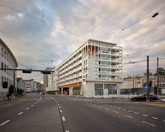 Housing on top of the petrol station / Gut Deubelbeiss Nill Architekten Housing on top of the petrol station / Gut Deubelbeiss Nill Architekten - Exterior Photography