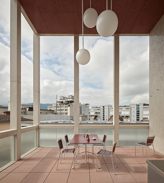 Housing on top of the petrol station / Gut Deubelbeiss Nill Architekten Housing on top of the petrol station / Gut Deubelbeiss Nill Architekten - Interior Photography, Glass
