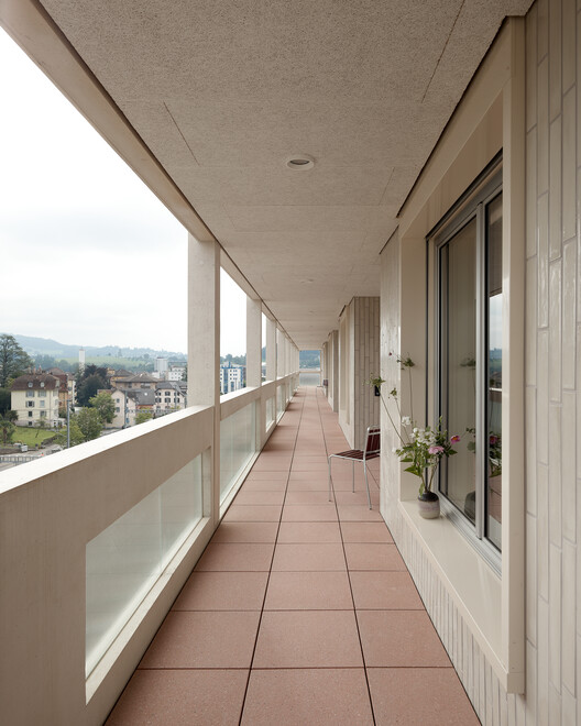 Housing on top of the petrol station / Gut Deubelbeiss Nill Architekten Housing on top of the petrol station / Gut Deubelbeiss Nill Architekten - Interior Photography, Concrete, Balcony